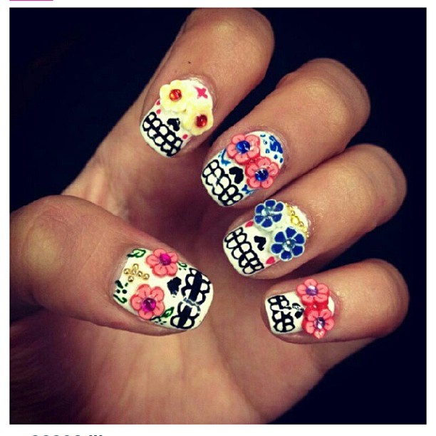 Ahhhh-I-want-so-bad-wahnails-skulls-candyskull-pretty-flowers-nails