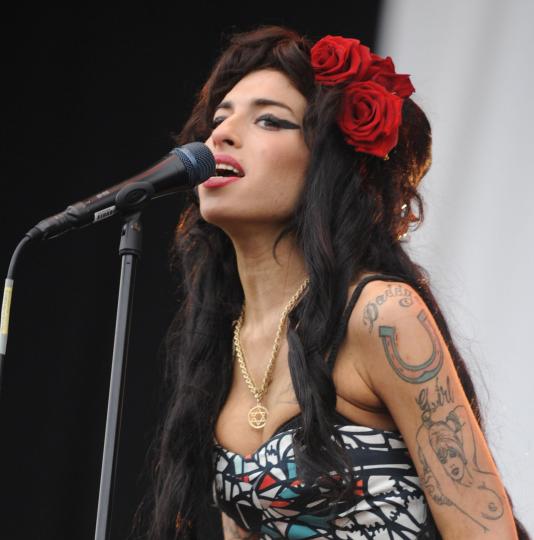 amy-winehouse-hairstyle-long-black