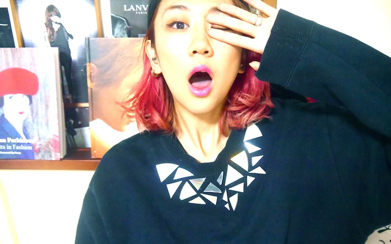 #DIY: 平凡なスエットに”CD”の破片をつける…?!パンチの効いた１着に変身！