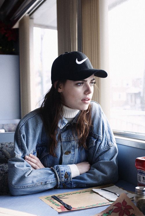 キャップのスタイリングが劇的チェンジ？今のトレンドは「浅め」