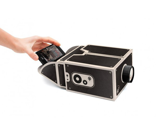 Smart_Phone_Projector_LUKPRO_RGB_b-678x381-WEB-CRP_grande