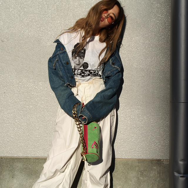 #OOTD：ふざけたTシャツをクールに着る。キャッチーな’00アイテムをアクセントに！
