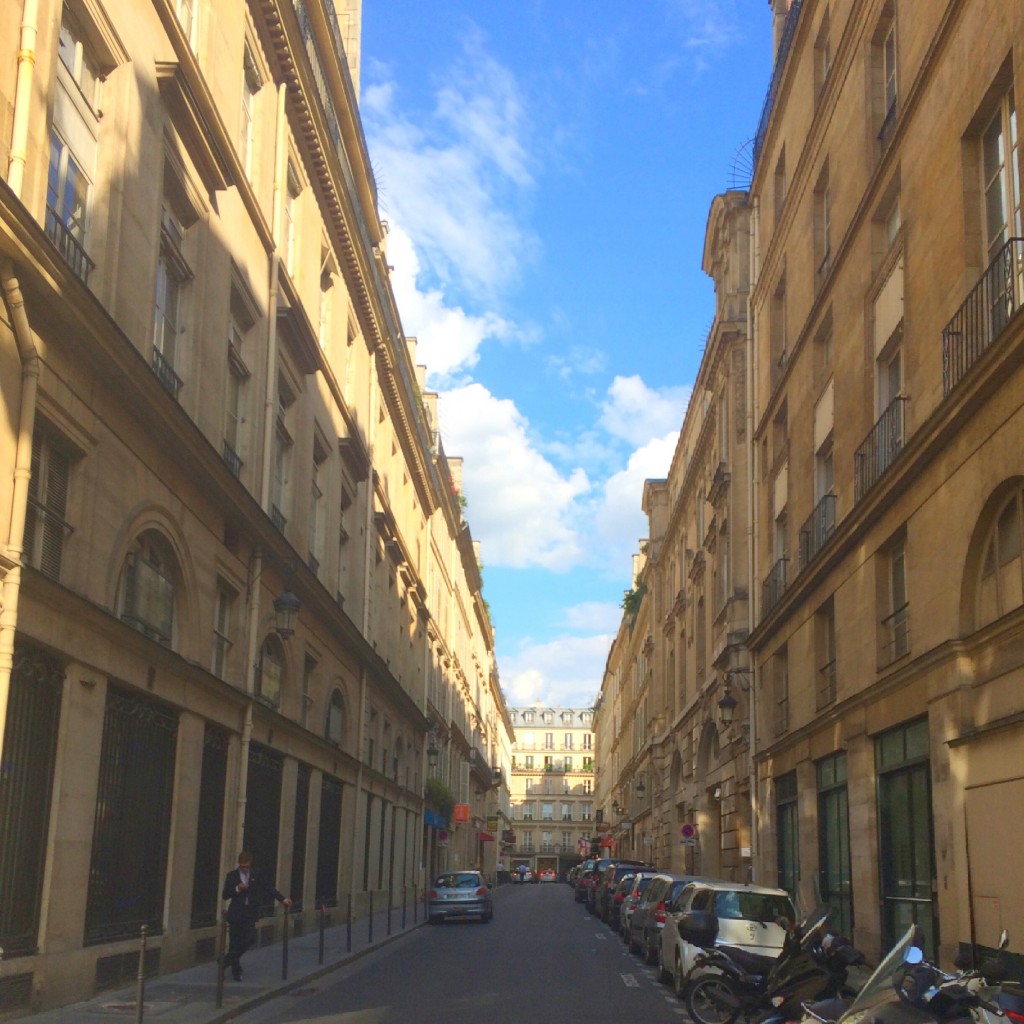 I’m in Paris! この夏飛行機にのる人は特に参考にして欲しいスウェットを取り入れた #OOTD ♥