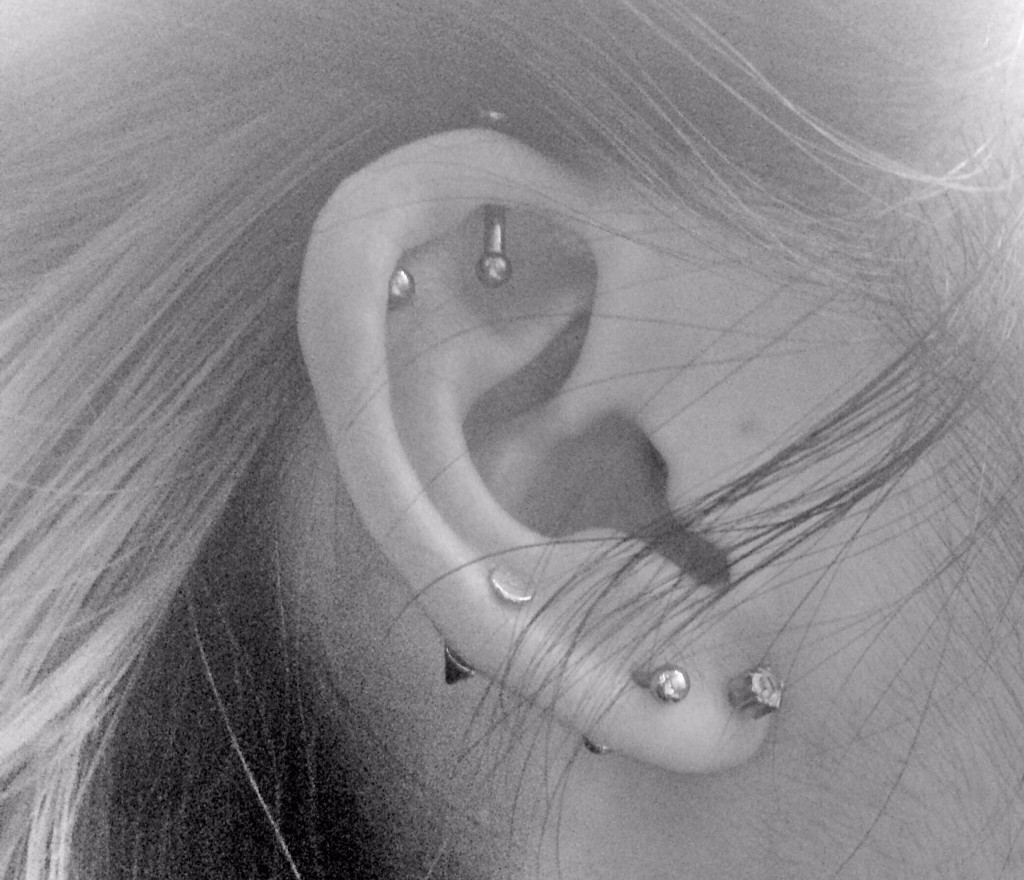 ナイロニスタはピアスをあける位置や理由も徹底的にこだわって！ー今回ミリが #軟骨 にあけた理由ー #pierced