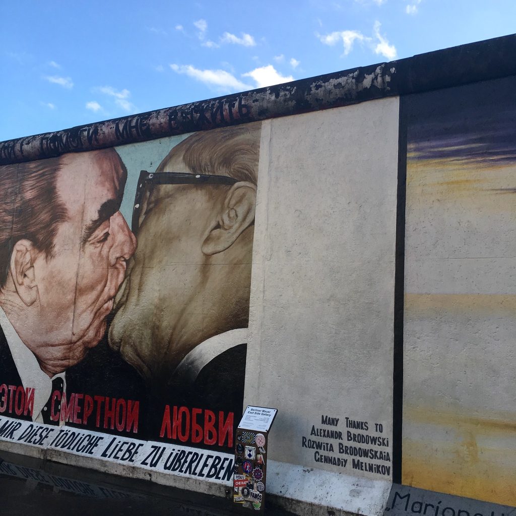 BERLIN の壁」の現在の姿は、メッセージが突き刺さる #1km超え の超