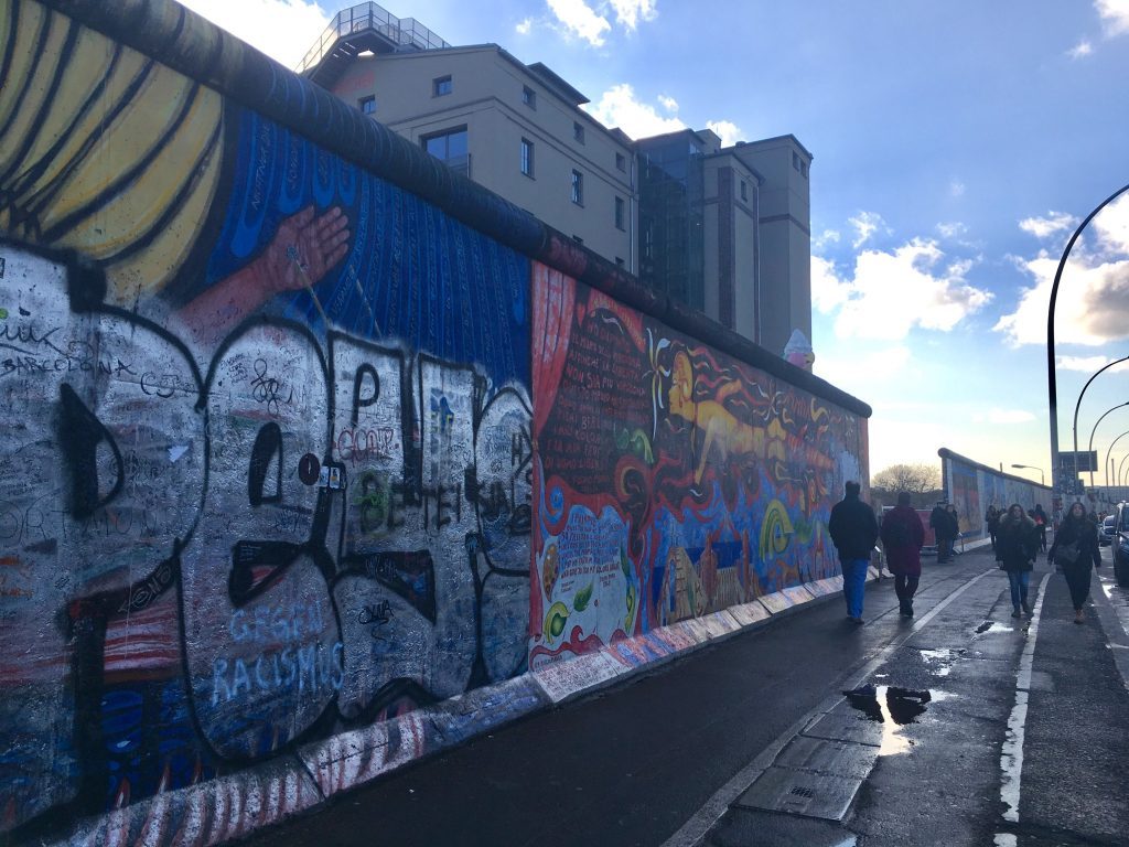 BERLIN の壁」の現在の姿は、メッセージが突き刺さる #1km超え の超