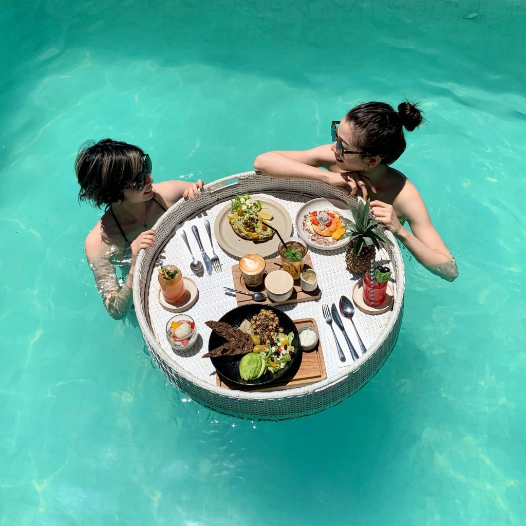 世界中の #instagramer が注目するアクティビティ、 #FloatingBreakfast を実際に体験して 一生分映えてきた！  #BALI