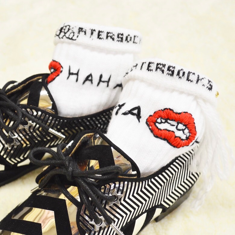 真っ赤なLip刺繍ソックスとメタリックシューズ #ceedle #Irregularchoice