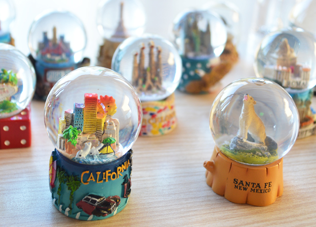 スノードームの魅力とは。小さな世界に閉じ込められた旅の思い出