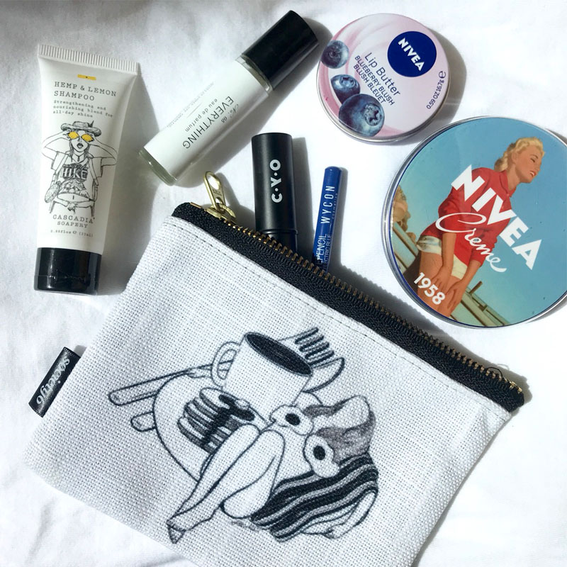 旅先で集めた愛用メイクポーチの中身  #ニベア #香水 #アメニティ