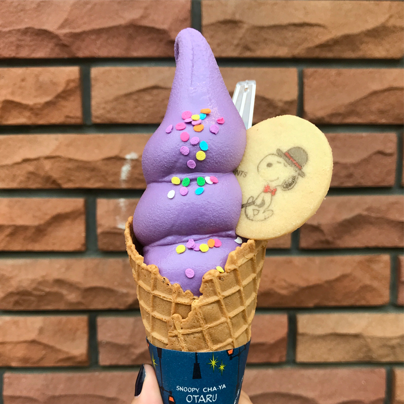 北海道に来たら一度は食べてみたいラベンダーソフトクリームがスヌーピー茶屋で味わえる #小樽