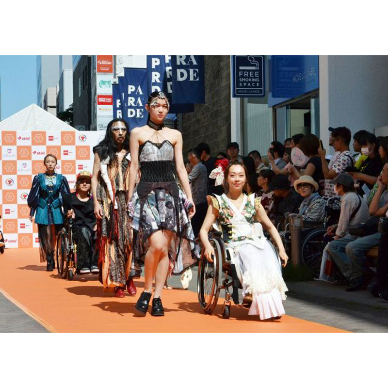 多様性を認め合う世界へ。それぞれ身体や動きが異なるモデル。札幌で行われたファッションショーが見せたダイバーシティ