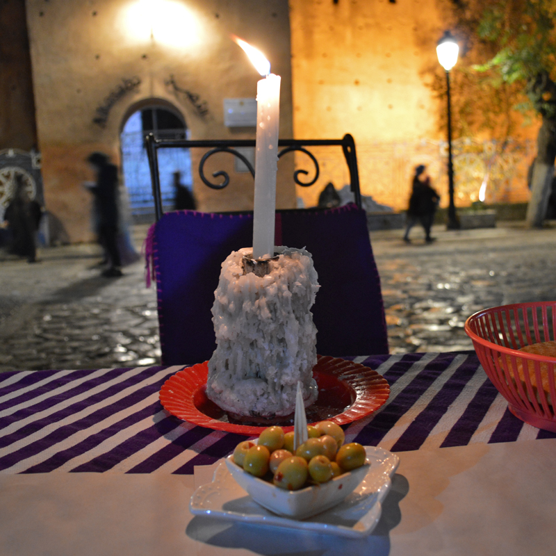 真冬でもテラス席で楽しむヨーロッパのレストラン風景