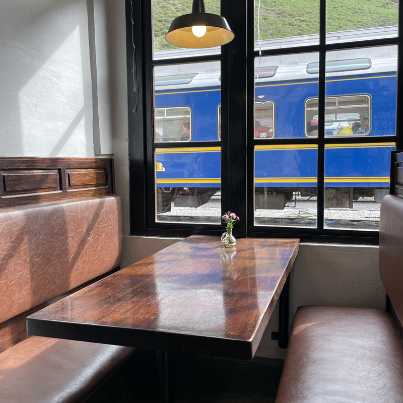 【マチュピチュへの道のり】オリャンタイタンボ駅で出会った旅情あふれるカフェ