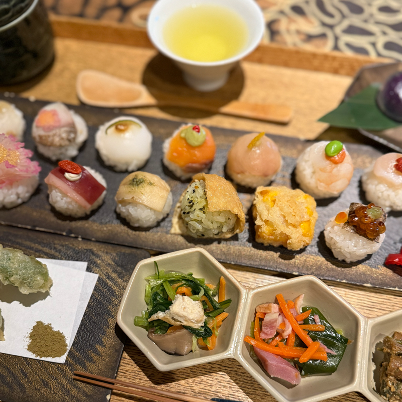 【京都ランチ】彩り豊かな手まり寿司と鮨とおばんざいを味わえる「手鞠鮨と日本茶 宗田」