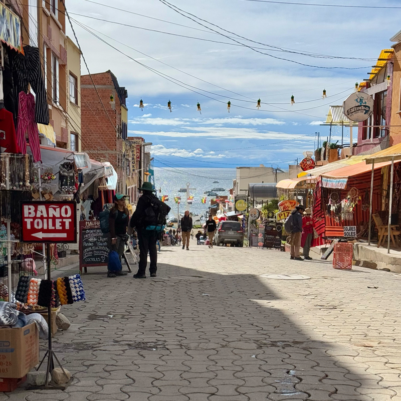 【ボリビア→ペルー】国境越えの途中に立ち寄ったチチカカ湖畔の町コパカバーナ