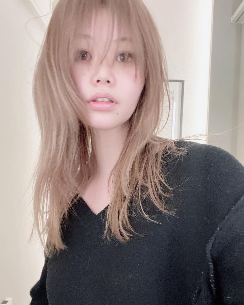 うざバングに柔らかいベージュがかわいい♡