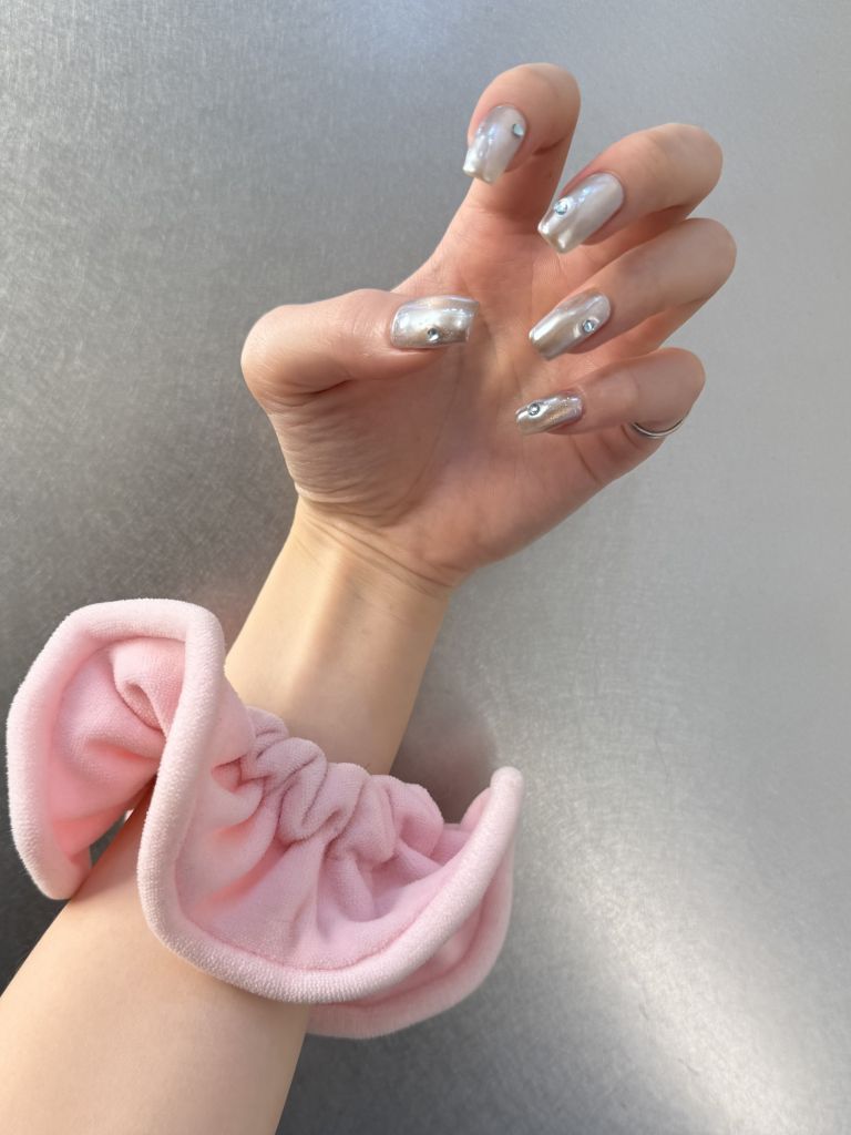 派手じゃないのに目を引く、指先のニュアンス