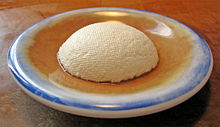 220px-Ricotta_dome_on_plate_from_the_side