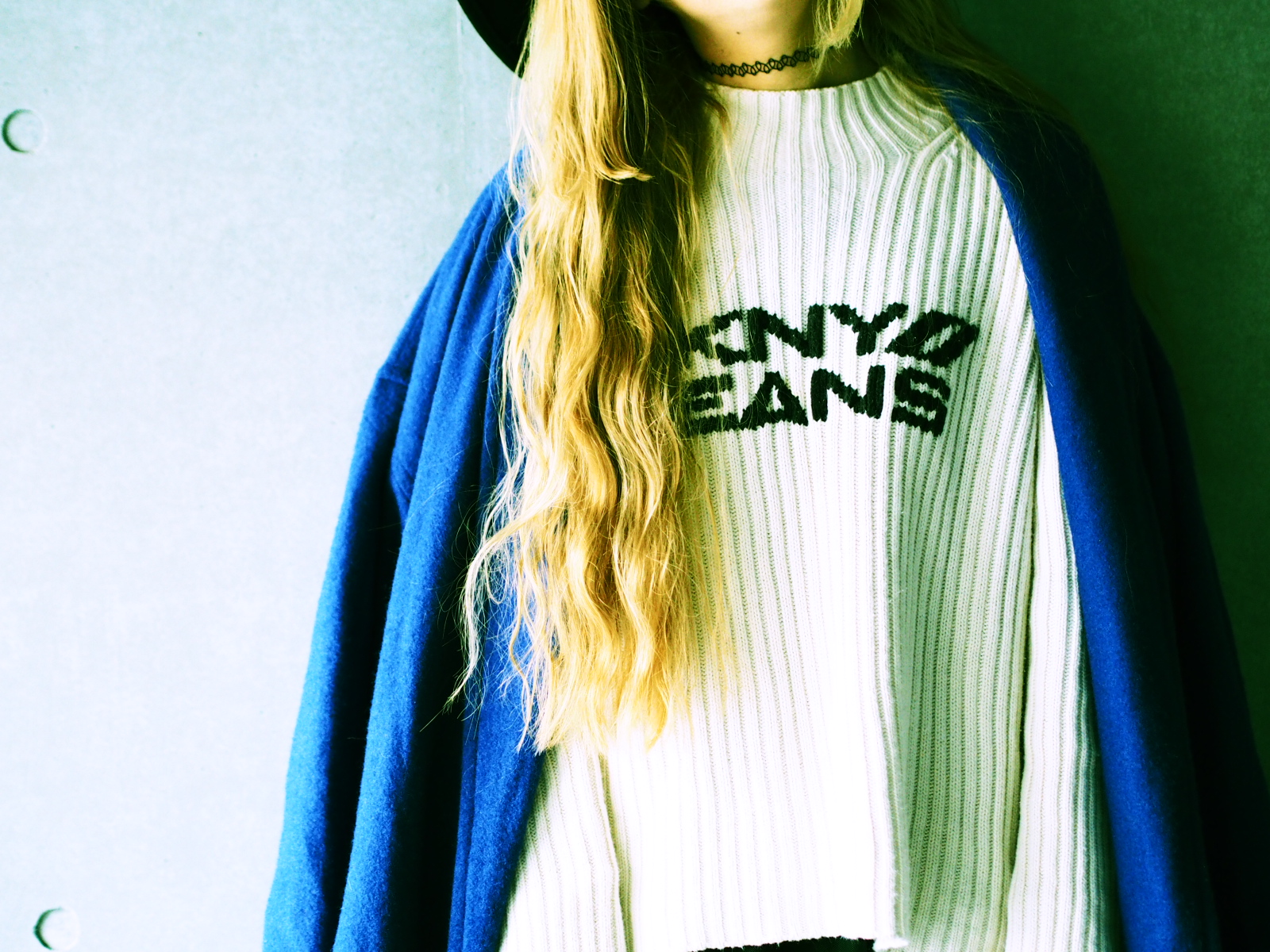 “DKNY JEANS”のセーターにはブルーの差し色が気分！ #OOTD