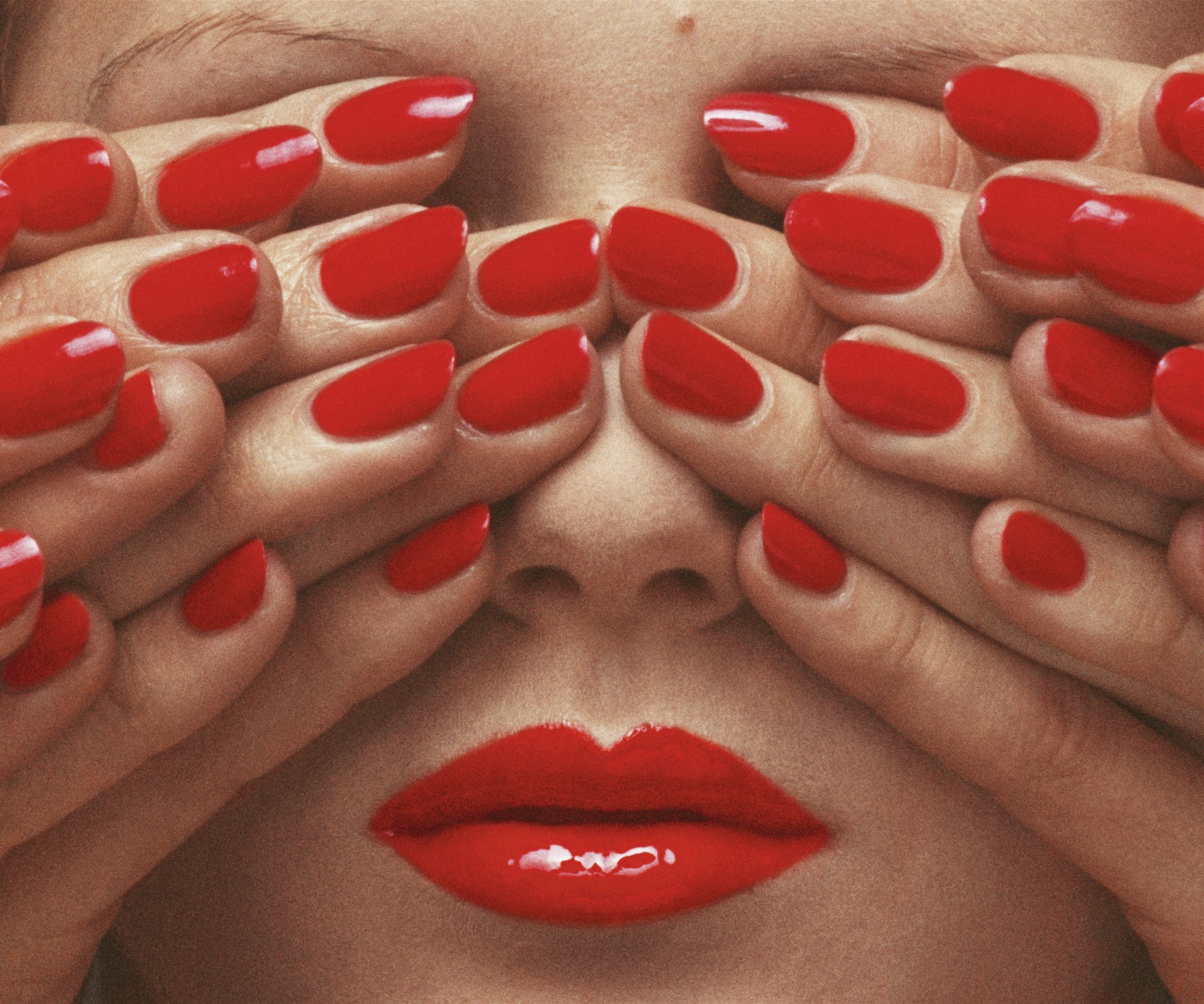 【魅力的で挑発的な70’sファッション写真家”Guy Bourdin”】