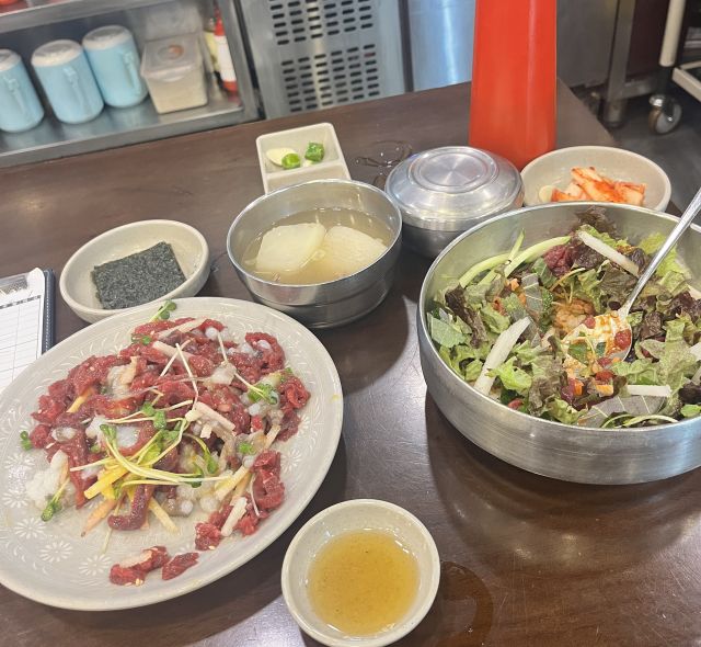 広蔵市場のユッケ通りでひときわ輝く名店！ミシュランも認めたユッケ専門店「プチョンユッケ 本店」
