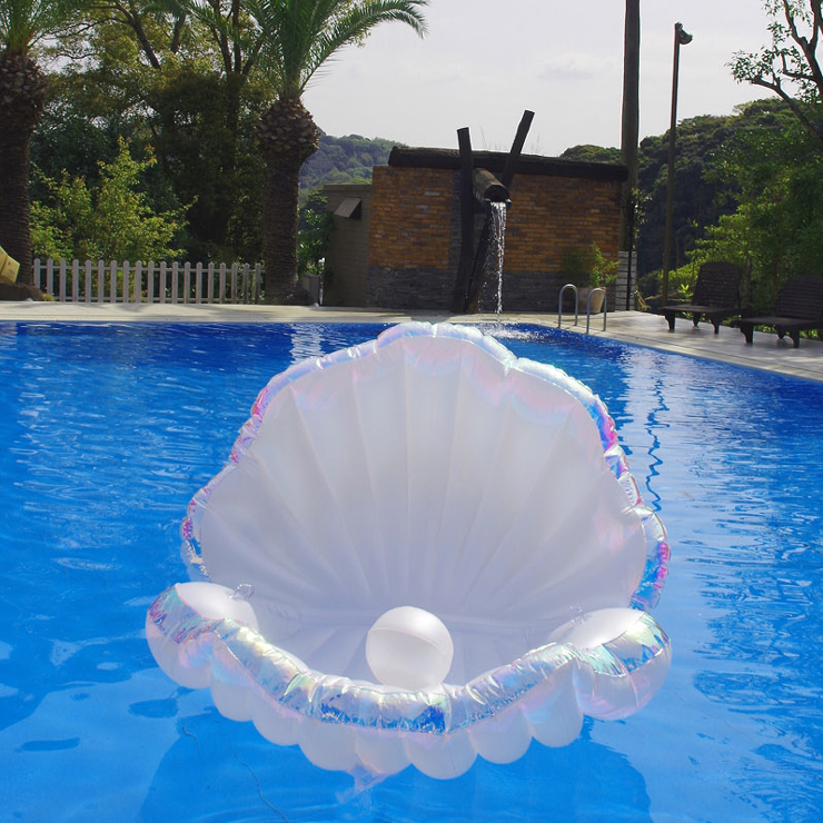 プールの上に浮かぶ貝殻♪オーロラ生地を使用したシェルフロート #pucapuca #ビーチグッズ