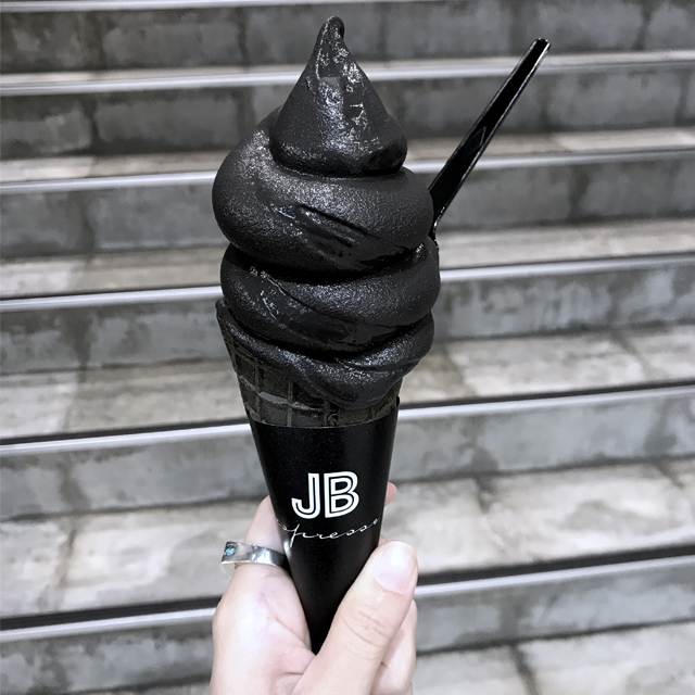 北海道・札幌で味わえる真っ黒なソフトクリーム #札幌 #森彦