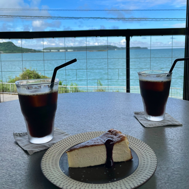 海を眺めながら優雅なひとときが過ごせる。浜比嘉島の絶景カフェ #沖縄 #離島