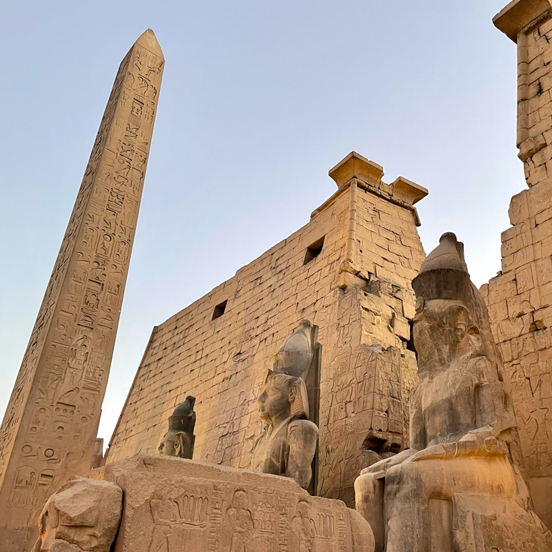 歴史ロマンあふれる! 夕暮れから夜間ライトアップの時間帯がおすすめ【エジプト】ルクソール神殿