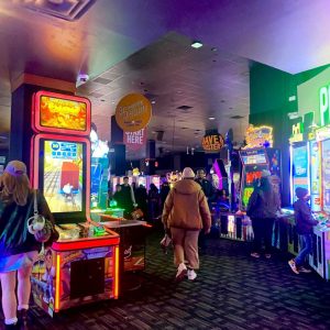 【#NYC留学記】アメリカ最大規模のちょっぴり大人なゲームセンターDave&Busters