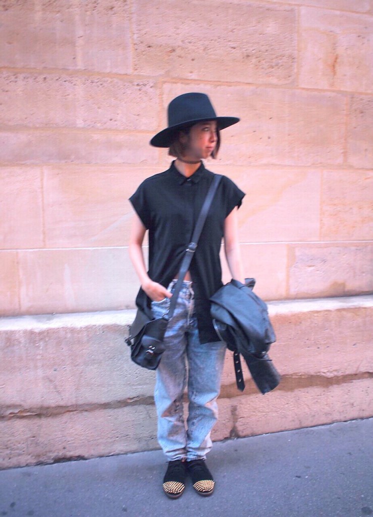 #OOTD in Paris:シャツのボタンを途中までとめてヘソだしルックに挑戦すべし！