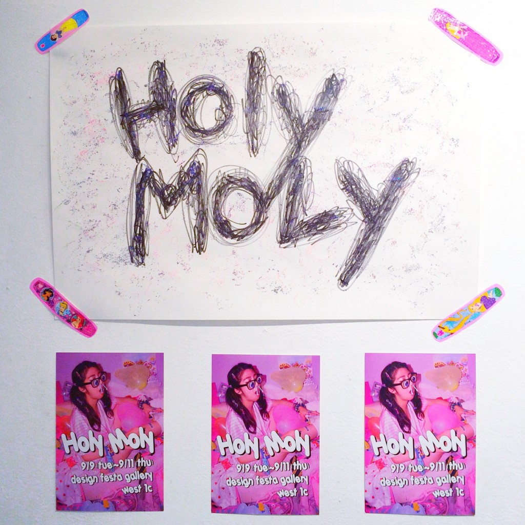 ついに原宿にて” #Holy Moly展 “がスタート！本日完売したオリジナルステッカーと、その他グッズを大公開♥！