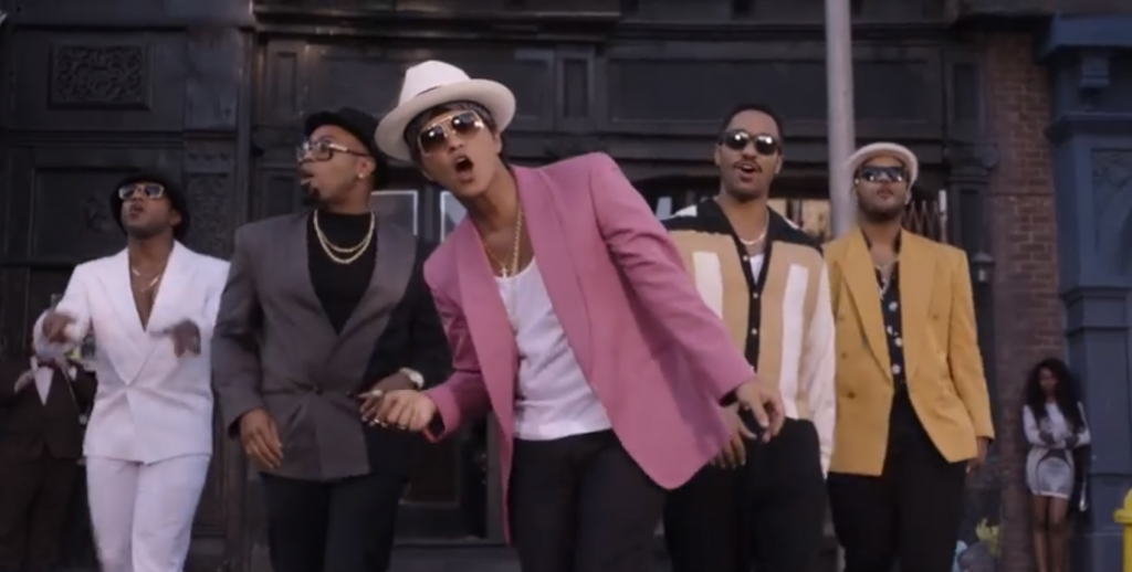 ランニングマシーンに乗りながら #BRUNOMARS の “UPTOWN FUNK”で踊りまくる男性は必見！話題のタネにぜひ。 #DANCE