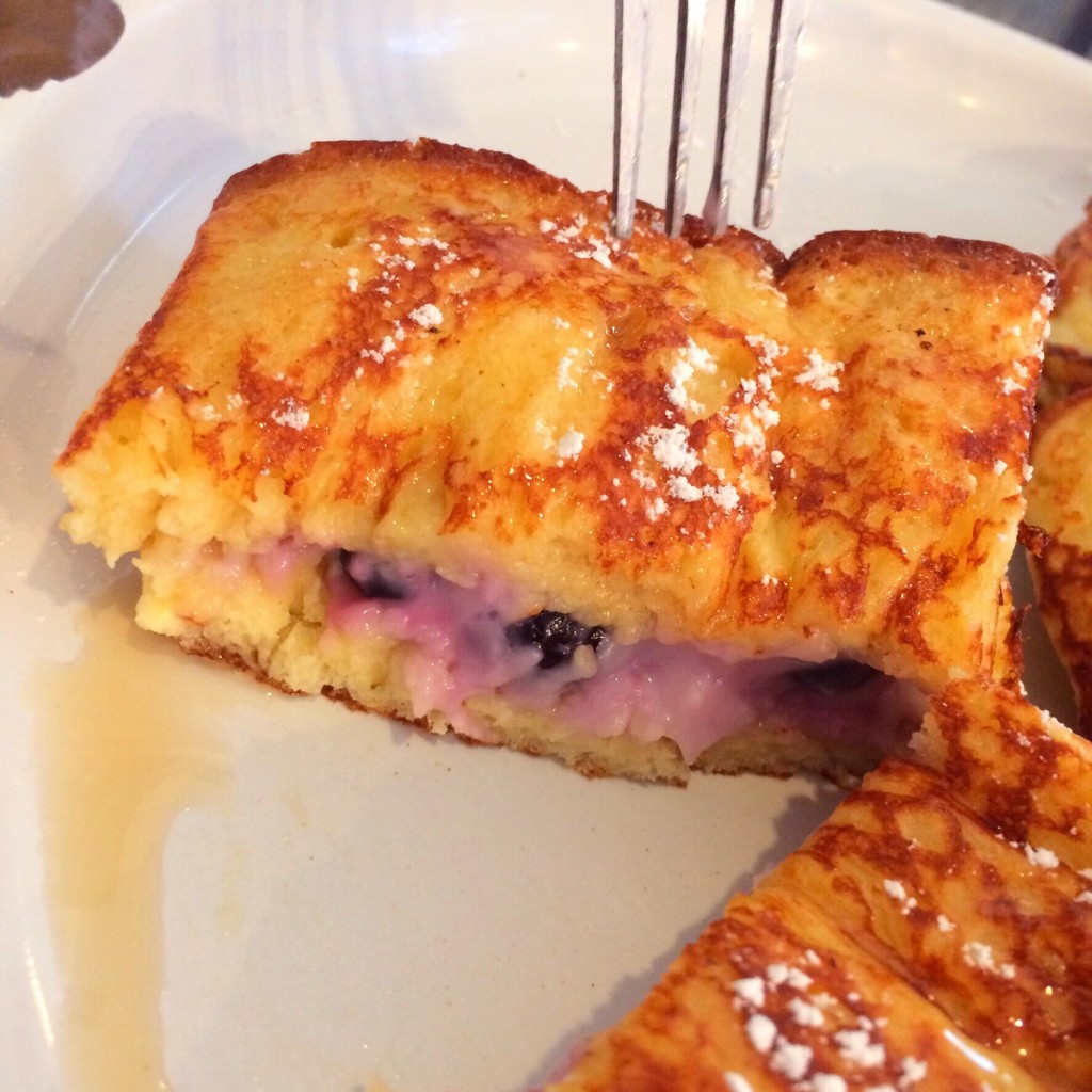 クリームチーズとブルーベリーをはさんで焼いた絶品 #FrenchToast が食べられるロコに人気なお店♡ #Hawaii