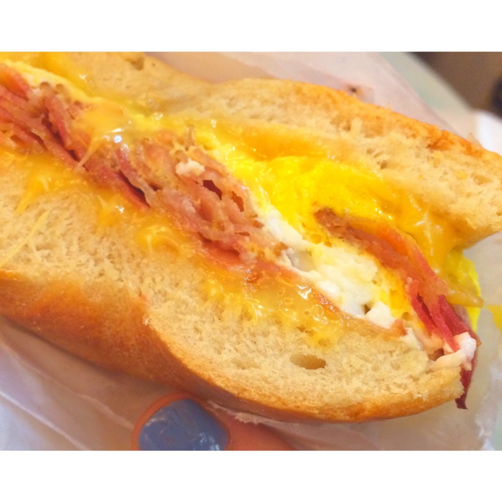 NYで人気No.1のパン屋さんとウワサの “Ess-a-Bagel” ♡ トロトロチーズのベーグルに感動。