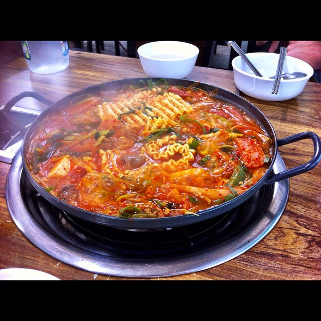 寒い季節にピッタリな韓国料理、「ブデチゲ」に夢中。 #Koreanfood #부대찌개