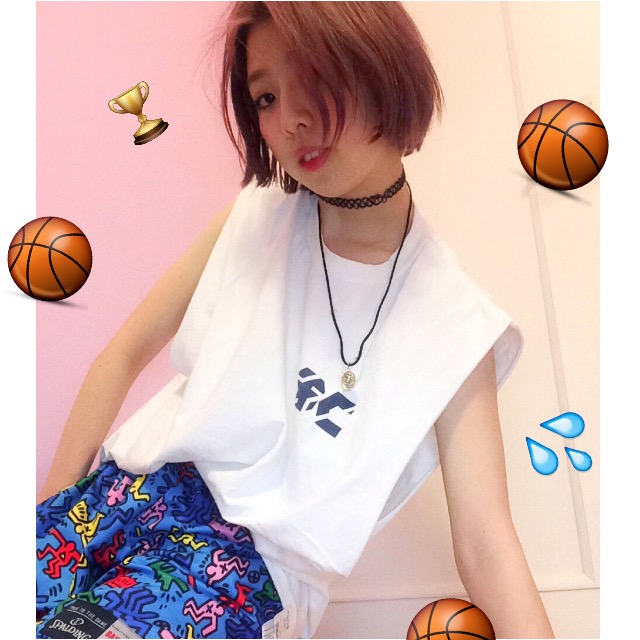 #KeithHaring の大胆総柄グラフィックのボトムでつくる、NYLON流スポーティルック！ #SPALDING #OOTD