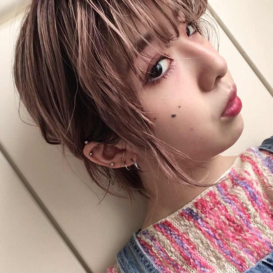 ショートヘアでもできるルーズな簡単アップスタイル 巻き方もおさらいしましょ Date Hairstyle Nylonブログ ファッション ビューティ カルチャー情報