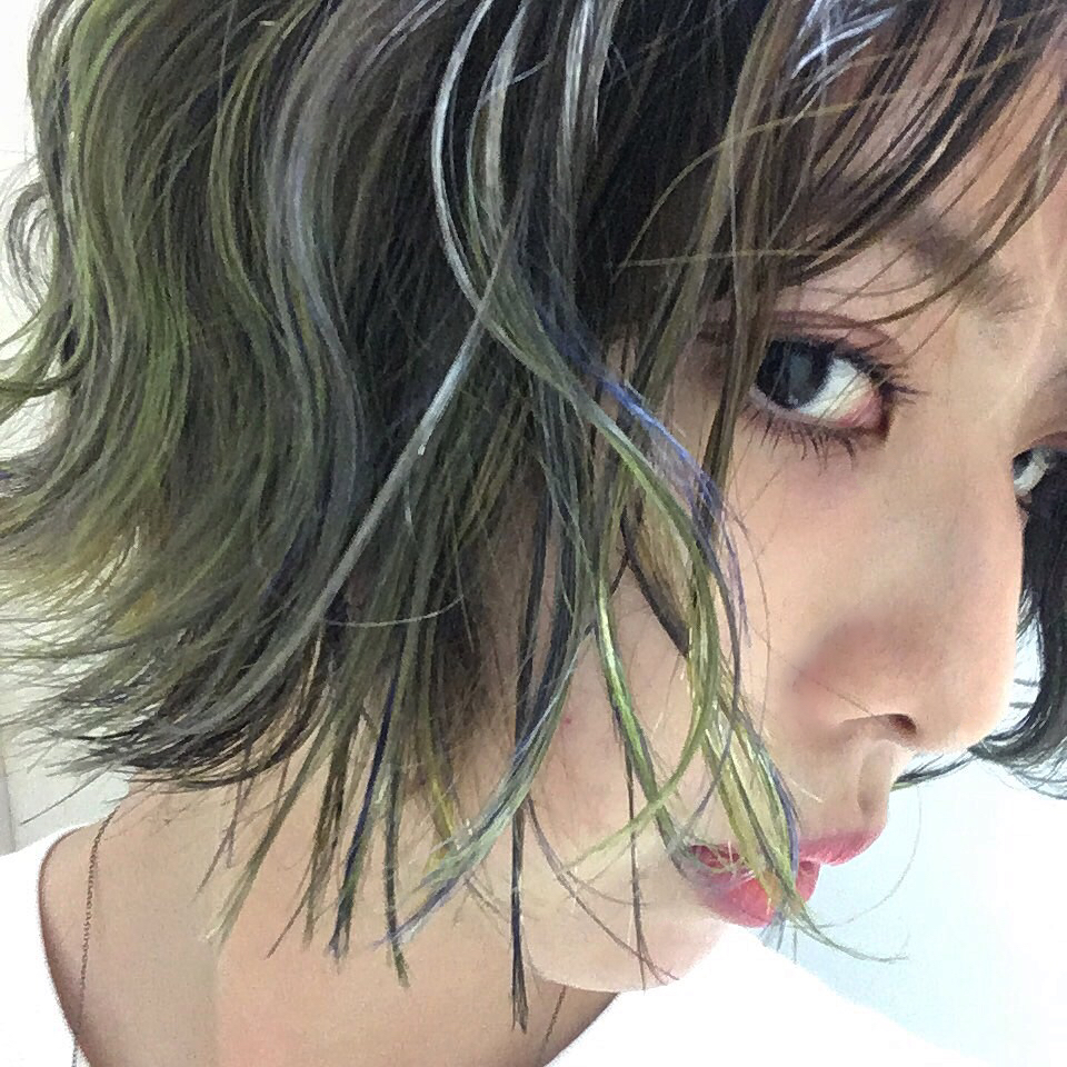 毛先を #NEONGREEN × #BLUE × #GRAY のMIXに♡ビビッドなカラーでも落ち着いた雰囲気を出したければこうオーダーすべし！ #HAIRCOLOR