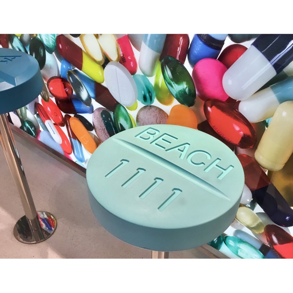 イギリス生まれの奇才 #DamienHirst が全面プロデュースしているブッ飛んだ #薬局 モチーフなカフェレストラン #Pharmacy2 in #London ♡