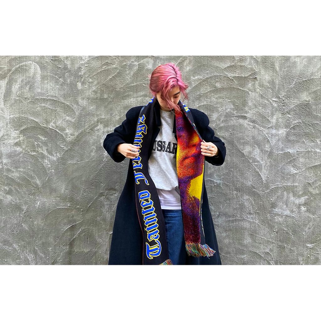 STREETシーンで注目度NO.1な #MonmartreNewYork のマフラーを主役にスタイリング。 #OOTD4NYLONJP #SCARF #FASHION