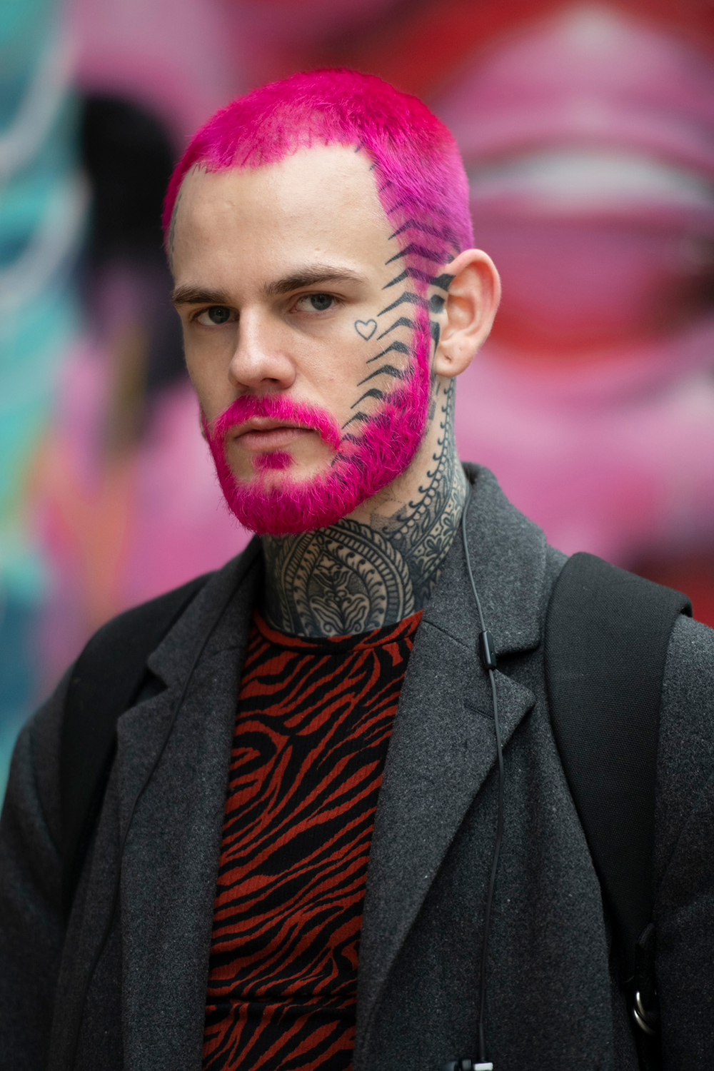 視線を集めること間違いなしのピンクヘアは、ひげもリンクさせて、とことん攻めたスタイルにまとめるのもあり。フェイスタトゥーもヘアスタイルの一部のようなデザインがクール。