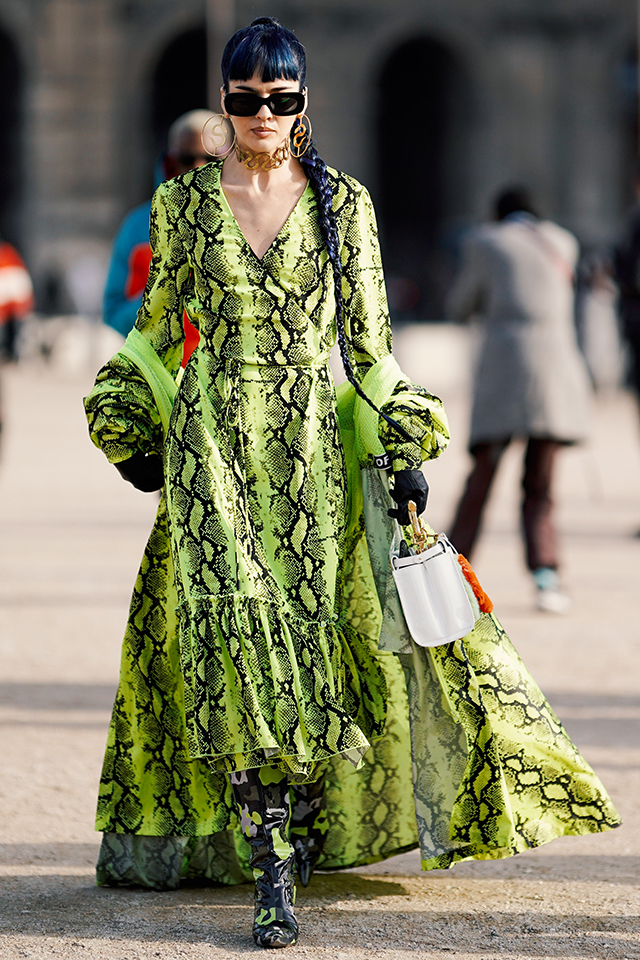 スネーク柄×ネオングリーンのドレスとガウンのコーディネイトはインパクト大！　1枚で十分存在感があるから小物はスタイルになじみやすく、ドレスにも引けを取らないデザイン性があるものを合わせて。