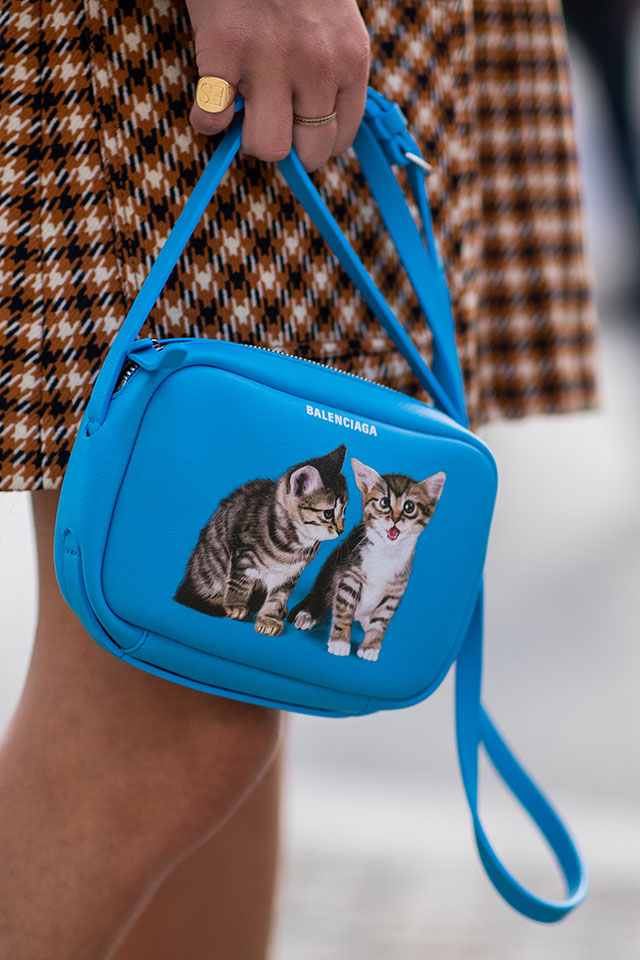 ミニポシェットに描かれたアイコニックな猫にくぎ付け！　シンプルなバッグだからこそポップなカラーを選んで遊び心を演出して。どんなコーディネイトにも合わせやすいからヘビロテ間違いなし。