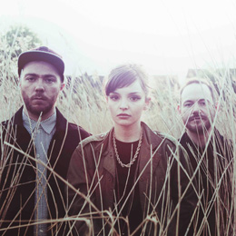 CHVRCHES : 1stアルバムがヒット中！ グラスゴーのポップトリオにインタビュー