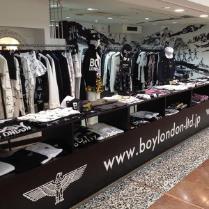 ロンドン×大阪の街並みが登場！　BOY LONDONのポップアップストアが心斎橋OPAにオープン