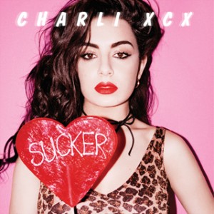 Charli XCXの最新型ポップは、パンキッシュで90’sなヴァイブ満載！