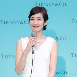 女優・高梨臨が2億越えのジュエリーを身につけ登場。 ティファニー大宮そごう店がリニューアル！