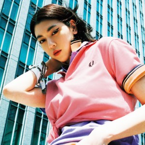 三吉彩花が着こなす新しいフレッドペリー